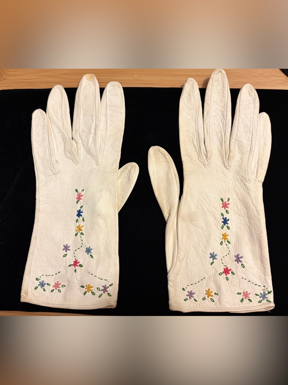 VTG 1950s French Embroidered White Kidskin Leather Coquette Gloves